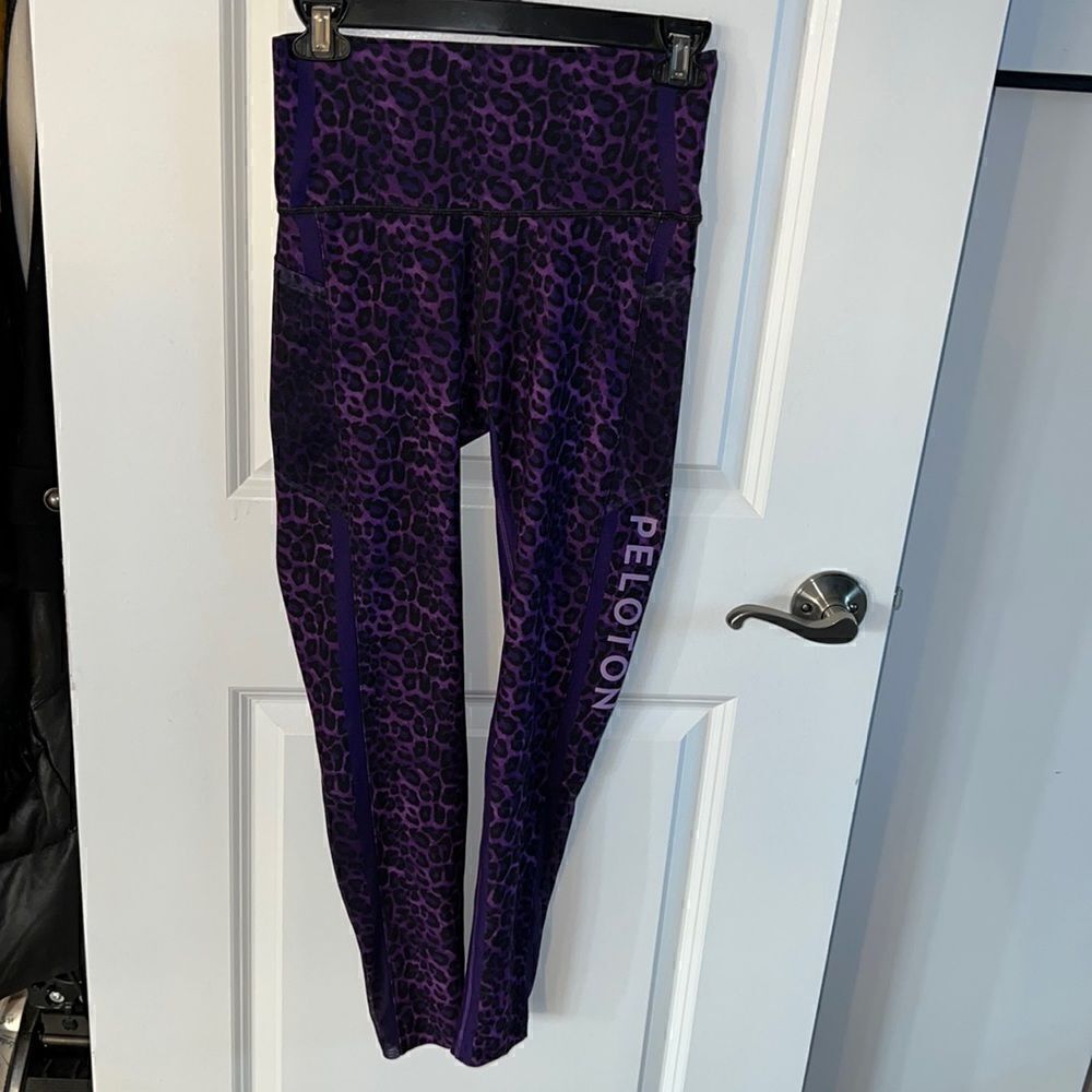 Women’s SMALL PELOTON COLLAB WEAR IT TO HEART